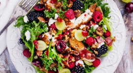 Sezonowa sałatka z kurczakiem, malinami i jeżynami - przepis marki Eisberg LIFESTYLE, Żywienie - Lekka mieszanka sałat w połączeniu z kurczakiem i sezonowymi owocami stworzy niebanalną kompozycję.