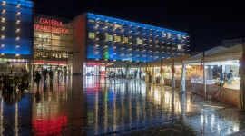 Włoski klimat w sercu Krakowa LIFESTYLE, Żywienie - Na placu Jana Nowaka-Jeziorańskiego przed Galerią Krakowską trwa kiermasz włoskich smakołyków. Do 13 września na odwiedzających czekają lokalne produkty z różnych regionów słonecznego półwyspu.