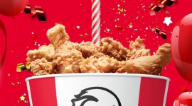 KFC świętuje 130. rocznicę urodzin swojego założyciela LIFESTYLE, Żywienie - Dziś mija 130. rocznica urodzin Harlanda Sandersa, założyciela marki KFC. Dla przyjaciół Harland, dla milionów ludzi na całym świecie po prostu Pułkownik, czyli Colonel.