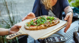 Wszystkie kulinarne drogi prowadzą do… pinsy! LIFESTYLE, Żywienie - Owalny, chrupki placek podbija nasze podniebienia. Pinsa romana, kuzynka pizzy coraz częściej trafia do kart menu restauracji w naszym kraju oraz na nasze stoły, gdy zdecydujemy przygotować ją samodzielnie w domowym zaciszu. Czemu zawdzięcza swoją rosnąca popularność?