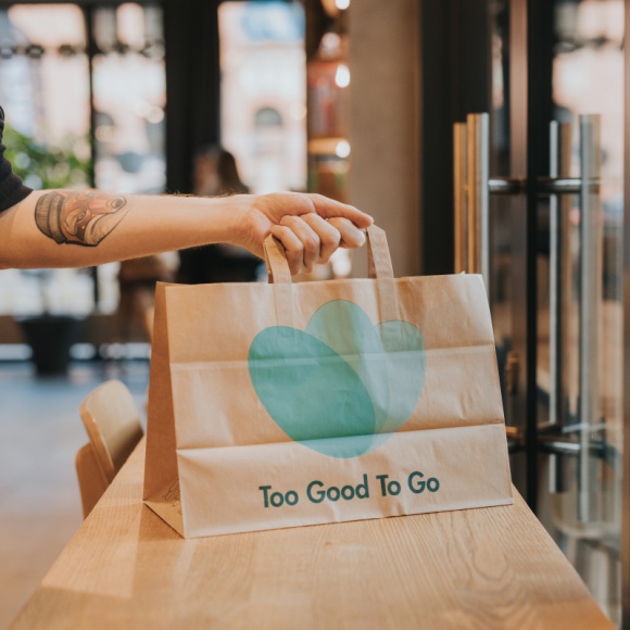 Starbucks podsumowuje rok walki z marnowaniem jedzenia LIFESTYLE, Żywienie - Ponad 150 tysięcy produktów - właśnie tyle uratował Starbucks w trakcie pierwszego roku współpracy z aplikacją Too Good To Go, razem z którą marka ratuje m.in. swoje niesprzedane kanapki i desery przed wyrzuceniem.
