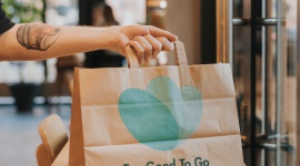 Starbucks podsumowuje rok walki z marnowaniem jedzenia LIFESTYLE, Żywienie - Ponad 150 tysięcy produktów - właśnie tyle uratował Starbucks w trakcie pierwszego roku współpracy z aplikacją Too Good To Go, razem z którą marka ratuje m.in. swoje niesprzedane kanapki i desery przed wyrzuceniem.