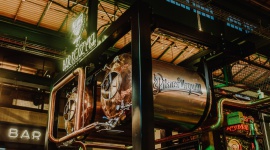 Pilsner Urquell prosto z tanka już w Barze Koszyki. Oficjalna inauguracja za nam LIFESTYLE, Żywienie - 10 października Bar Koszyki dołączył do Tankovnych Pilsner Urquell. Zbiegło się to z 178 rocznicą urodzin marki, co stanowiło podwójną okazję do świętowania.