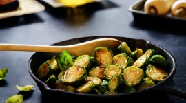 Jesienne must have z Vegetą Natur LIFESTYLE, Żywienie - Dynia to niewątpliwy symbol jesieni i wdzięczny bohater wielu dań. Jednak o tej porze roku warto sięgnąć też po inne warzywa, które wzmocnią naszą odporność, takie jak kalafior, kapusta, buraki, czy często zaniedbywana brukselka.