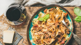 Pasta i wino – duet idealny! LIFESTYLE, Żywienie - Już 25 października obchodzimy Światowy Dzień Makaronu. I choć oczywiście nie jest to ani święto najstarsze, ani wolne od pracy – to niewątpliwie należy do tych najprzyjemniejszych.