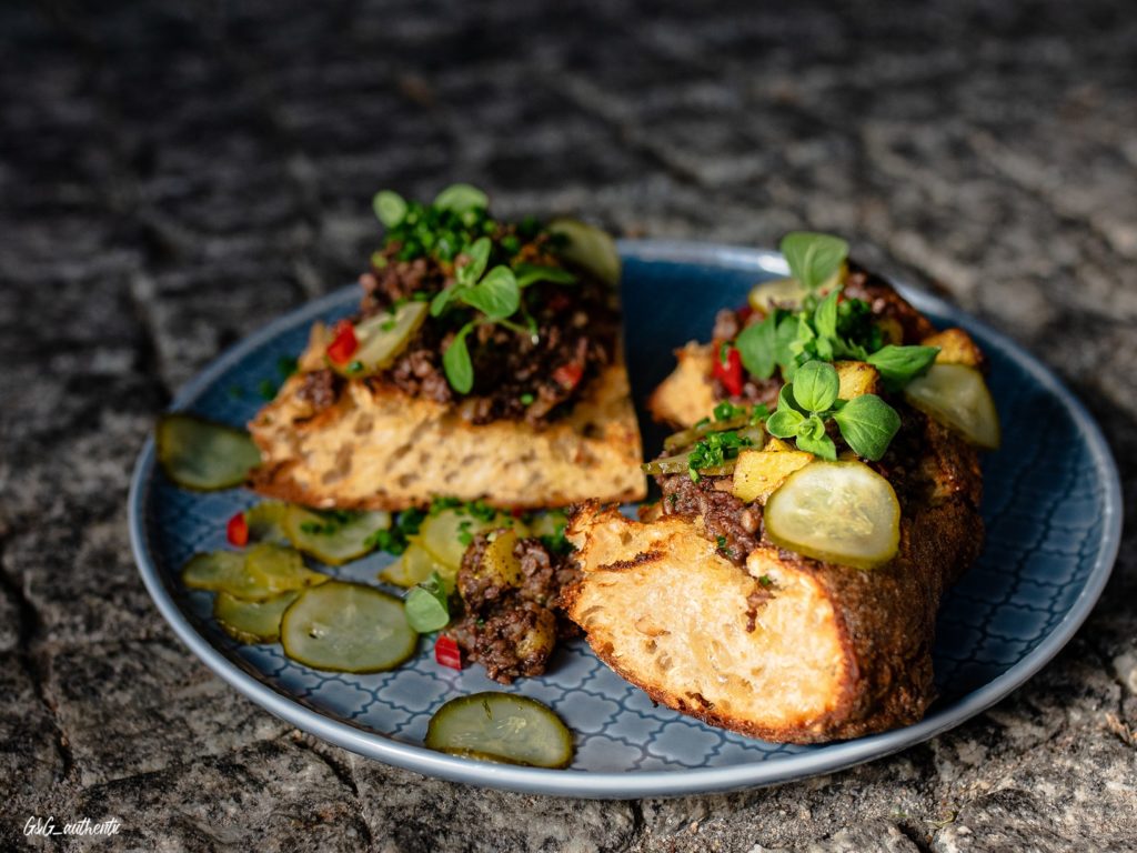 Acorda a alentejana u nas pajda chleba z kaszanką, ziemniakami, ogórkiem z beczki_Portugalia