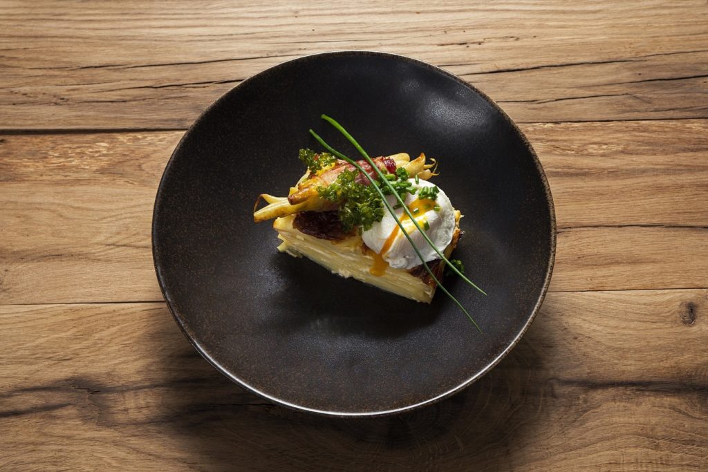 Gratin dauphinois zapiekanka ziemniaczana z szparagami ,jajkiem poshe_Francja