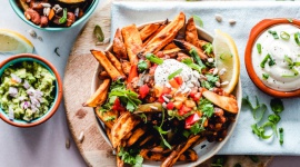 Domowy street food z Vegetą Natur: frytki z batatów i ziemniaków LIFESTYLE, Żywienie - Do przygotowania zachwycających w smaku dań nie są wymagane najwyższe kulinarne umiejętności ani podążanie za wskazówkami skomplikowanych przepisów. Ich sekret jest znacznie prostszy.