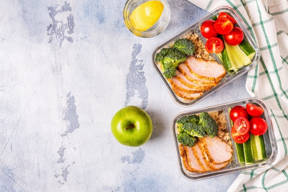 Lunchbox – czyli smaczny posiłek poza domem LIFESTYLE, Żywienie - Pożywna przekąska to coś, o czym warto pamiętać wychodząc z domu, szczególnie jeśli nasz dzień zapowiada się aktywnie. W takich sytuacjach przyda się samodzielnie skomponowany posiłek, spakowany do lunchboxa.