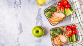 Lunchbox – czyli smaczny posiłek poza domem LIFESTYLE, Żywienie - Pożywna przekąska to coś, o czym warto pamiętać wychodząc z domu, szczególnie jeśli nasz dzień zapowiada się aktywnie. W takich sytuacjach przyda się samodzielnie skomponowany posiłek, spakowany do lunchboxa.