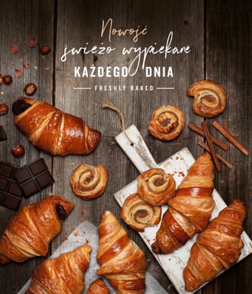 Starbucks rozszerza ofertę o świeżo wypiekane croissanty i cynamonki LIFESTYLE, Żywienie - Od tego tygodnia Goście Starbucks będą mogli poczuć się, jak w paryskiej kawiarni. To wszystko za sprawą dopiero co wprowadzonych świeżych wypieków, które nie tylko roztaczają niesamowite zapachy, ale też idealnie komponują się z kubkiem aromatycznej kawy.