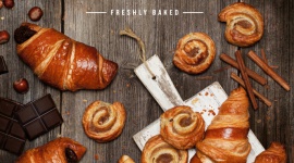 Starbucks rozszerza ofertę o świeżo wypiekane croissanty i cynamonki LIFESTYLE, Żywienie - Od tego tygodnia Goście Starbucks będą mogli poczuć się, jak w paryskiej kawiarni. To wszystko za sprawą dopiero co wprowadzonych świeżych wypieków, które nie tylko roztaczają niesamowite zapachy, ale też idealnie komponują się z kubkiem aromatycznej kawy.