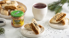 Lovege Pasta ze słonecznika z pomidorami - pyszna, zdrowa, wegańska LIFESTYLE, Żywienie - Coraz częściej sięgamy po produkty, które wzbogacają dietę w składniki roślinne – zarówno na co dzień, jak i przygotowując menu na świąteczne, uroczyste spotkania. Poszukujemy nowych, różnorodnych smaków, doskonale łączących tradycję ze świeżym spojrzeniem na kulinaria.