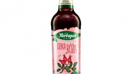 Syropy sezonowe od marki Herbapol – aromatyczne smaki idealne na jesienno-zimowy LIFESTYLE, Żywienie - Marka Herbapol wychodzi naprzeciw oczekiwaniom konsumentów, dlatego na sklepowe półki ponownie trafią pyszne warianty syropów z zimowej edycji limitowanej. Cztery intensywne smaki rozpieszczą nawet najbardziej wymagające podniebienia.