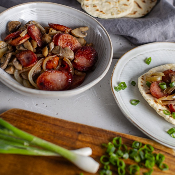 Dobra, bo polska – kiełbasa, królowa smacznych i pożywnych dań LIFESTYLE, Żywienie - Biała, parzona, wędzona. Serwowana jako samodzielne danie lub jako dodatek, wzbogacający smak potraw. Tradycyjna, polska kiełbasa, nie ma sobie równych.