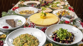 Świąteczne potrawy z dostawą do domu LIFESTYLE, Żywienie - W tym roku Wigilia i Święta Bożego Narodzenia będą nieco inne niż zwykle, przede wszystkim dlatego, że spędzimy je w mniejszym gronie. Tym bardziej warto pomyśleć o wyjątkowo dobrym jedzeniu.