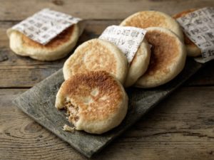 Hotteok (drożdżowe, nadziewane placki na słodko) (TM6, TM5) Naleśniki królujące na talerzach Finów, Rosjan i Koreańczyków: Pannukakku, Bliny,Hotteok